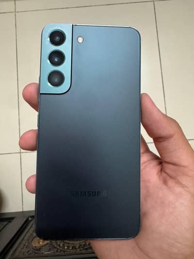 Samsung s22 | 7 Lines on display | 8gb RAM | 128gb storage