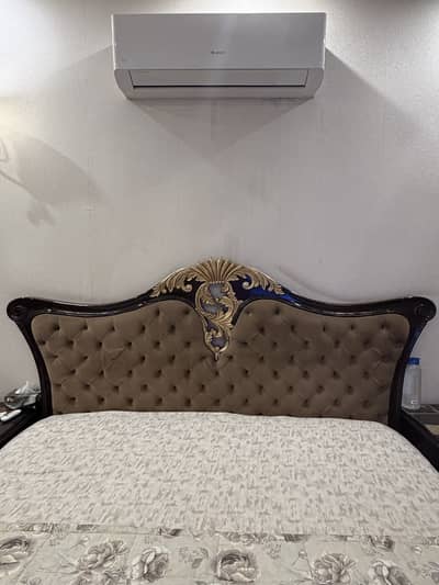 Excellent condition bed set without mattress