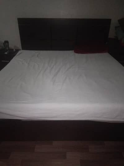 Bed with 2 side tables