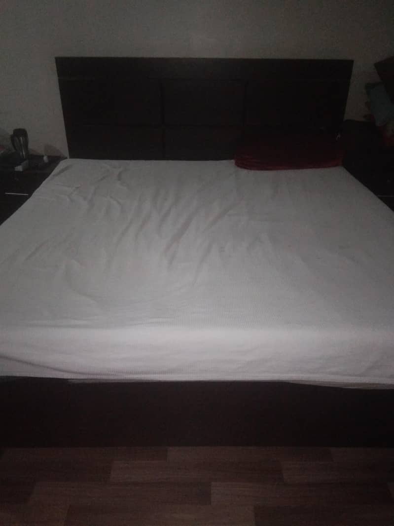 Bed with 2 side tables 0