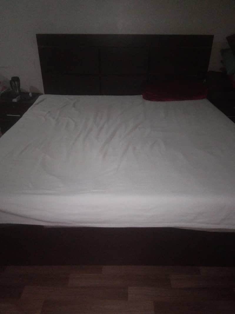 Bed with 2 side tables 2