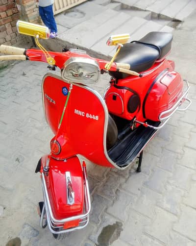 A Vespa Super 150