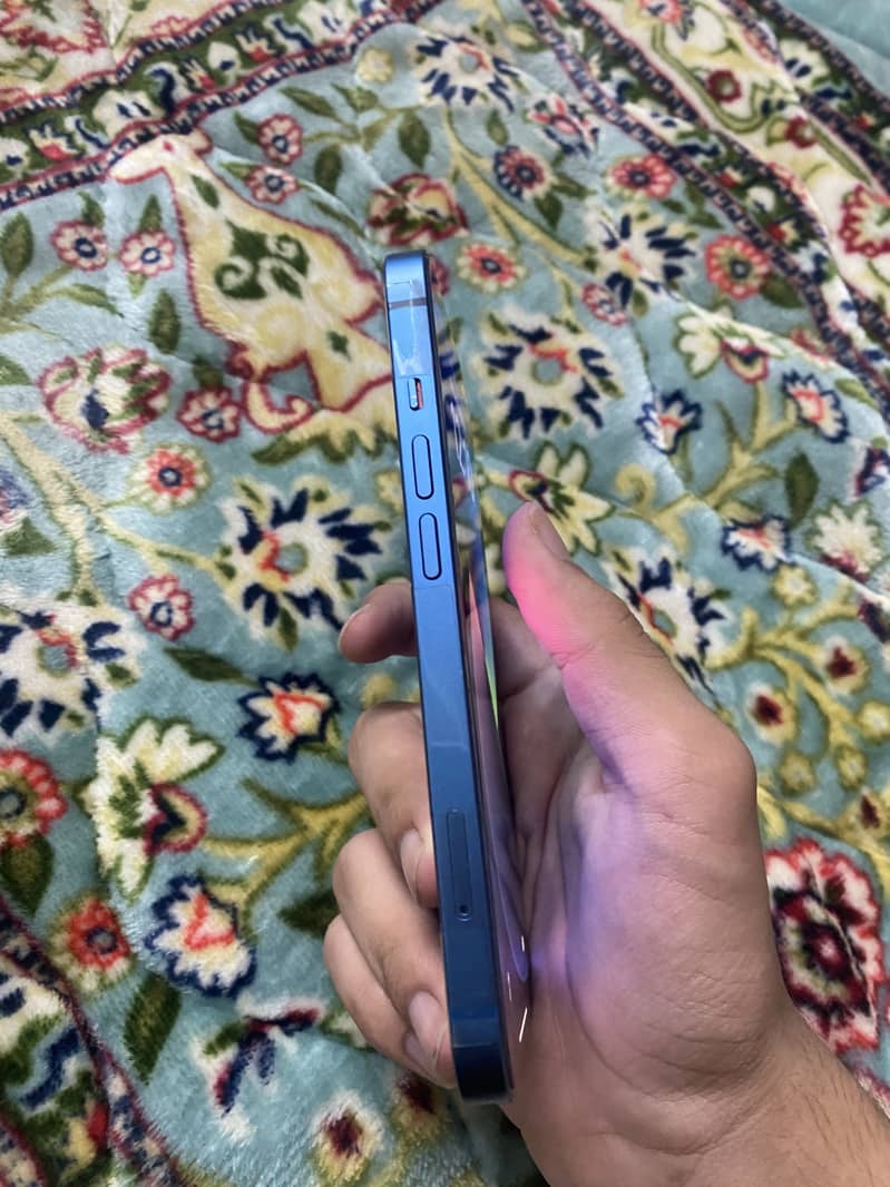 iPhone 13 4