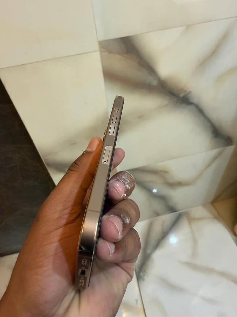 iPhone 16 pro 3