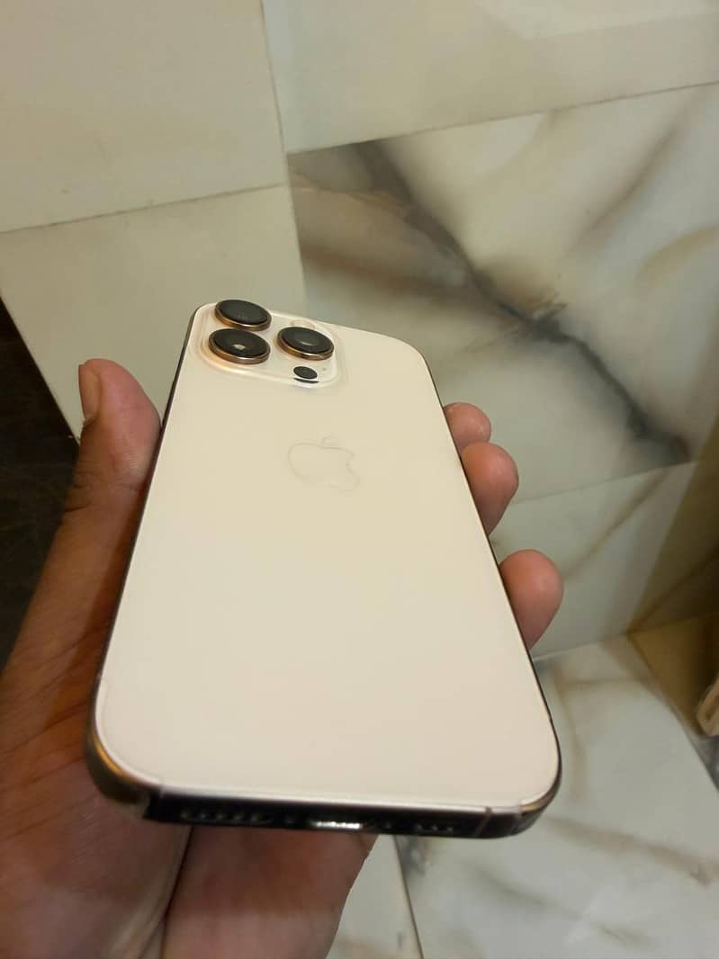 iPhone 16 pro 4