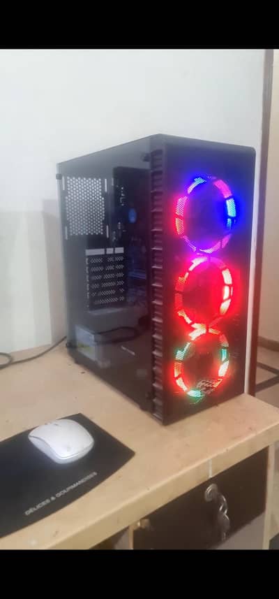 Gaming PC Availlable and  HP EliteDisplay E221c 21.5 inch