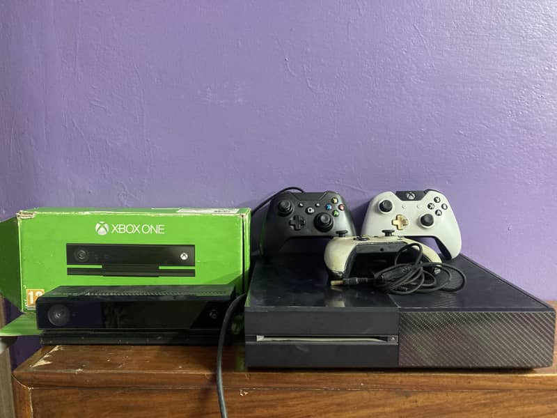 Xbox one with two controllers 3