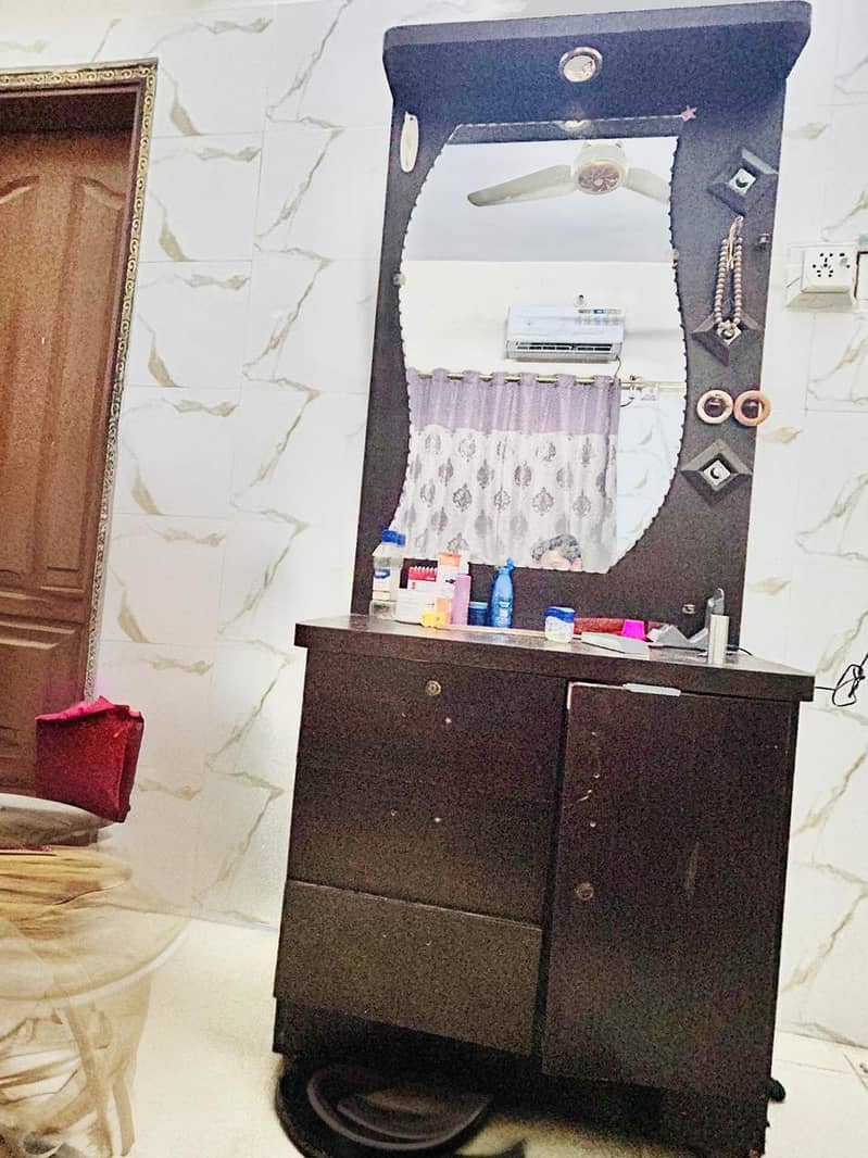 Dressing Table, Almari, Sofaa 3 seater 0