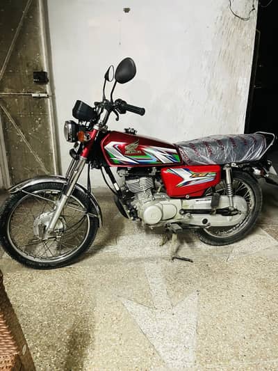 Honda CG 125  2023/24. . Very low mileage . Like a new bike