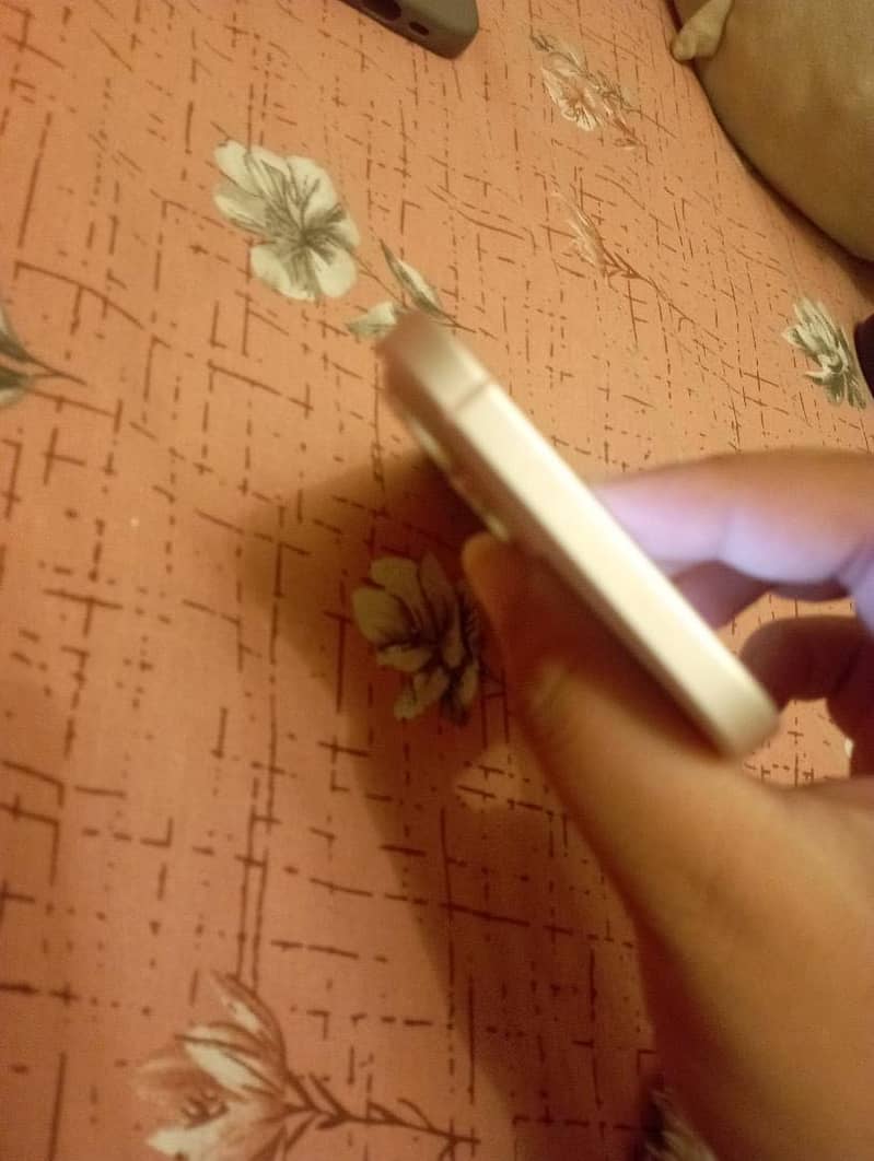 iPhone 15 4