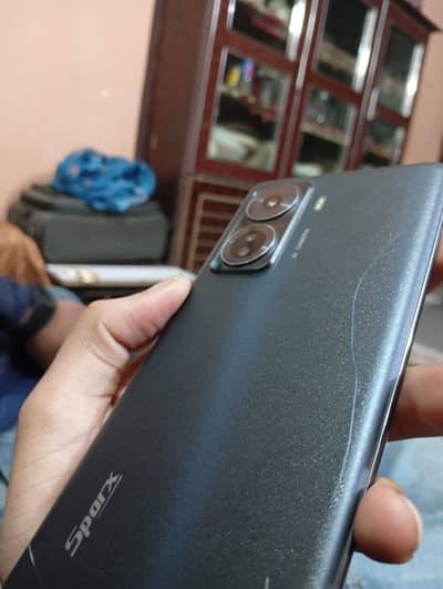 back damage baki condition ok without finger print only face lock hai