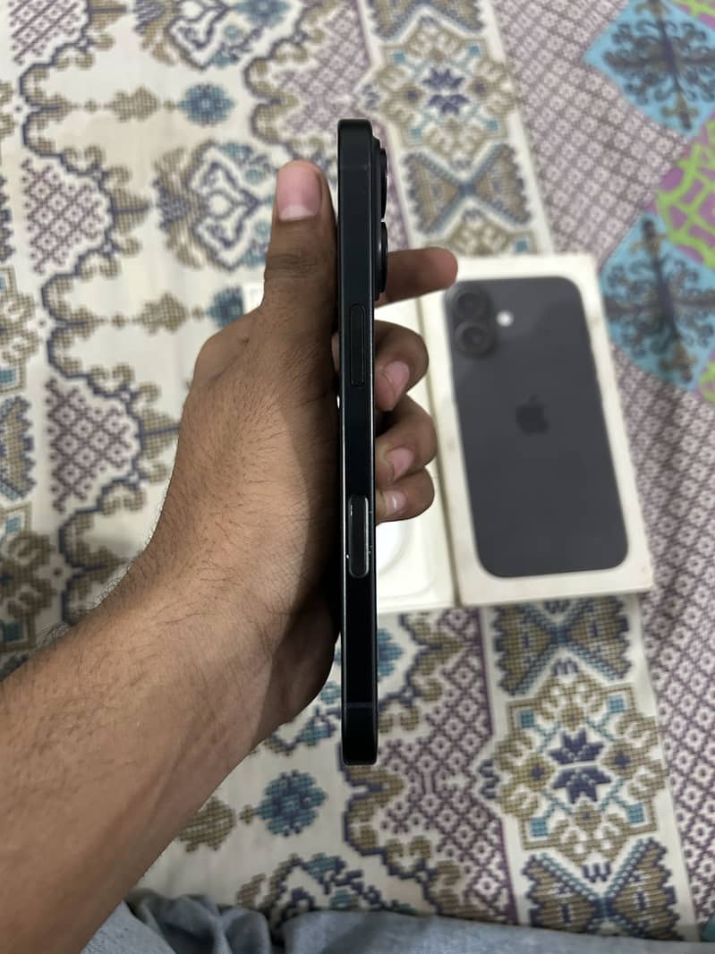 iPhone 16 3
