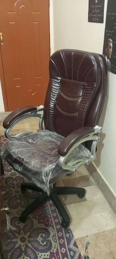 Revolving Chair With Comfortable Sitting