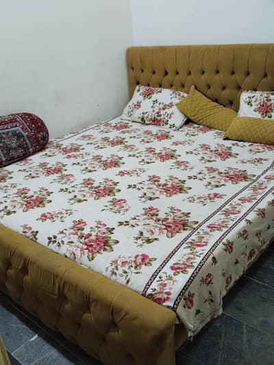 king size bed with 1 side table and dressing