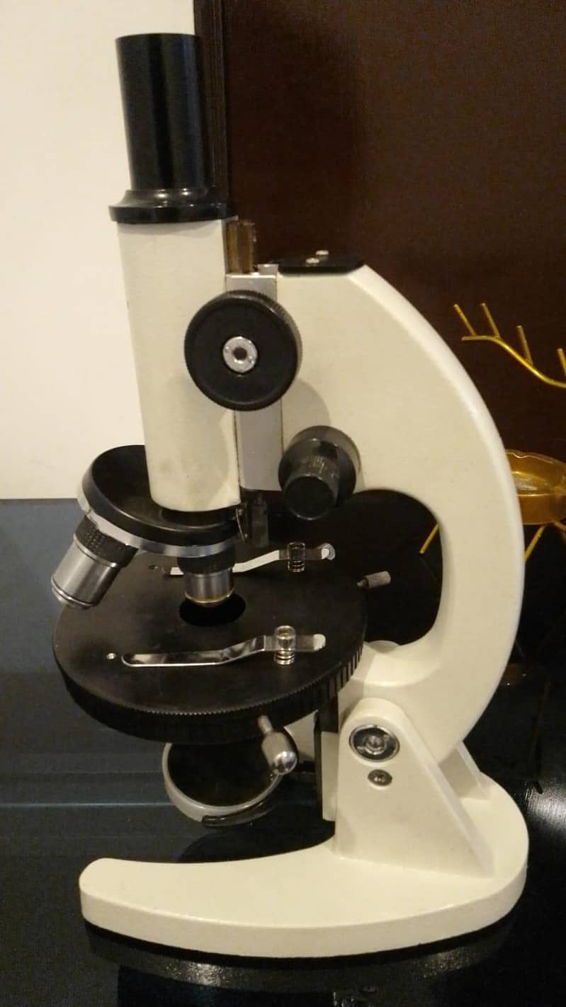 microscop 4