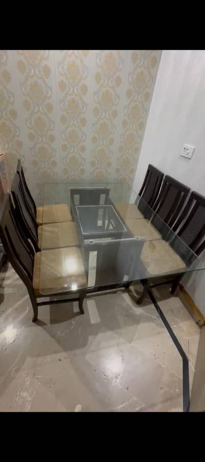 Dining table. 6 chairs. .