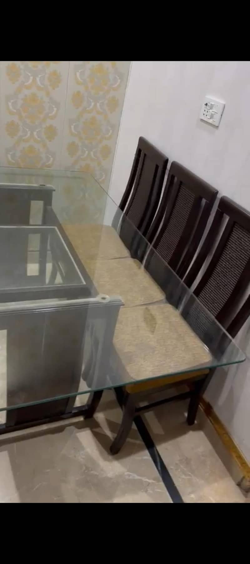 Dining table. 6 chairs. . 1