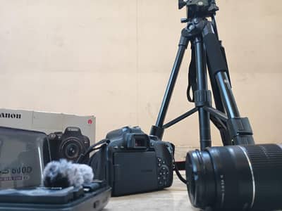 Canon 800D DSLR camera with boya link2 micke, lans and Tripod.