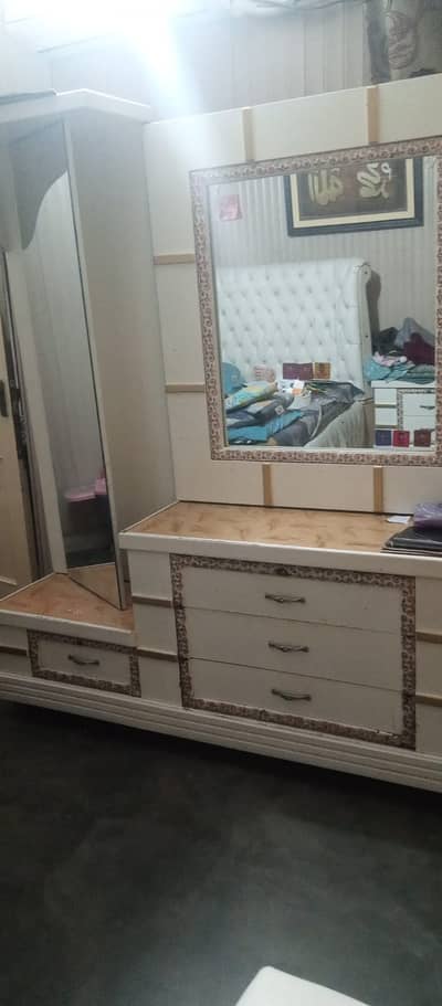 Double mirror dressing table