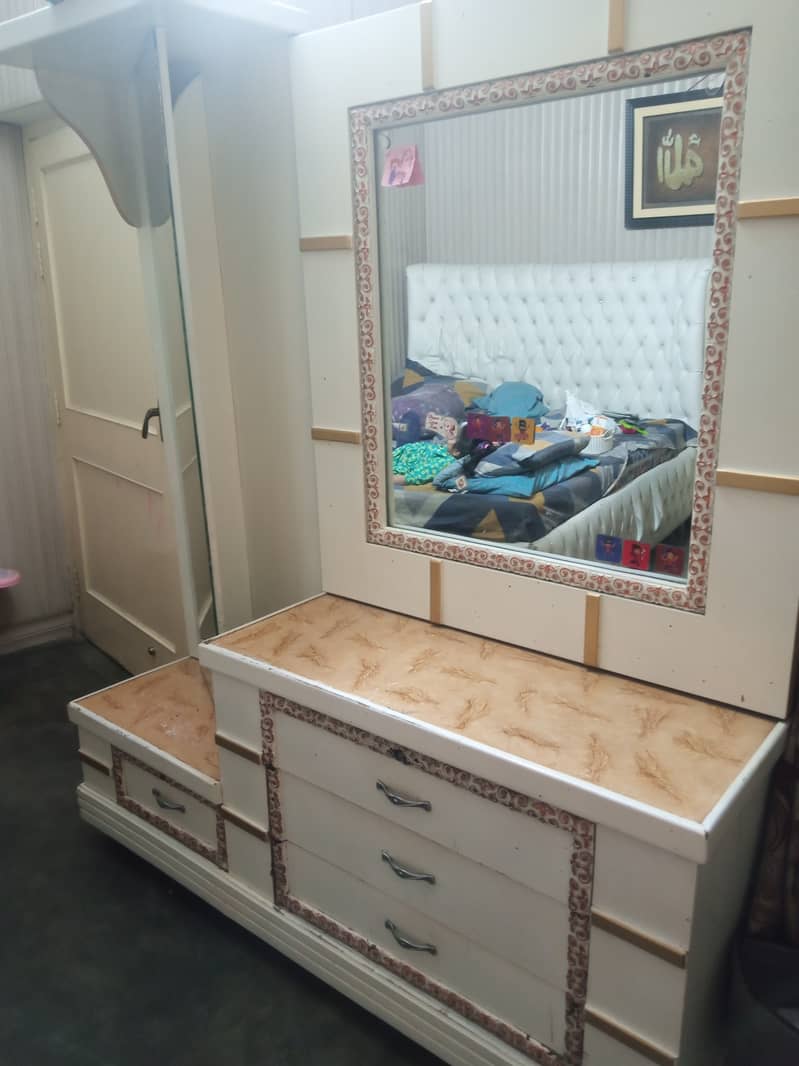 Double mirror dressing table 4