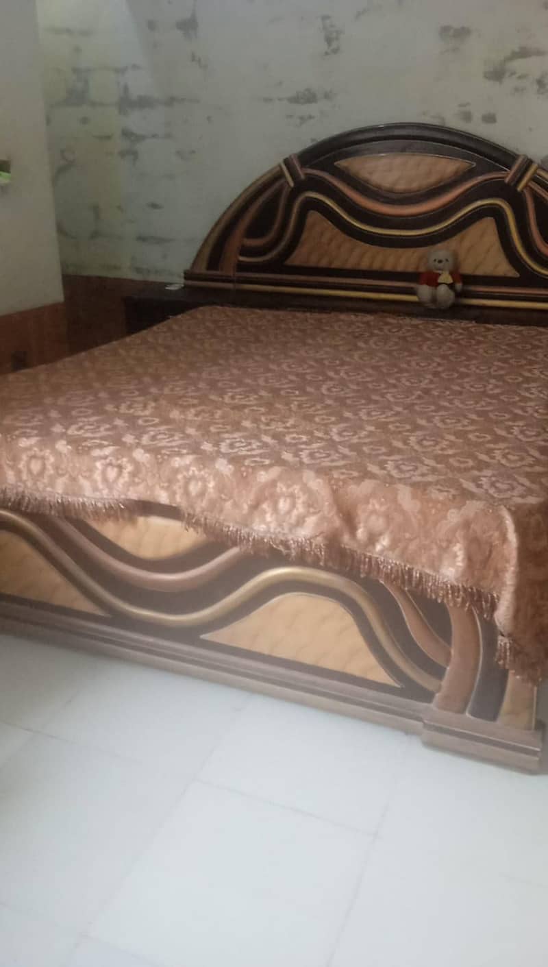 bed and dressing table 0