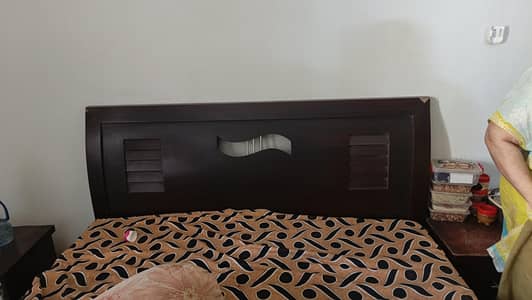 argent wooden bed sell without mattress 10000