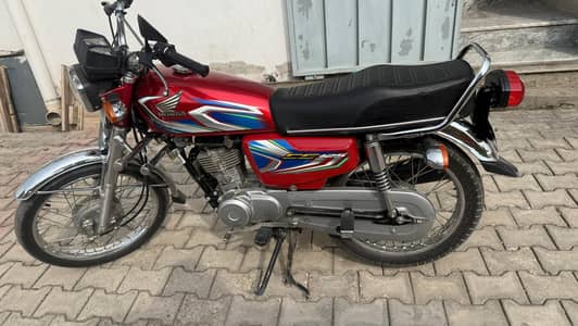 HONDA 125 IN RED COLOR
