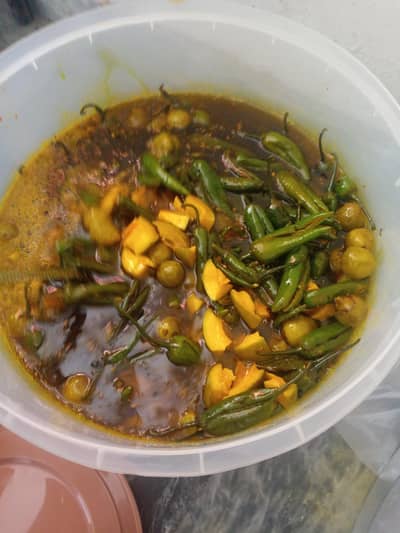 Maza dar achar buhat hi sasta ma