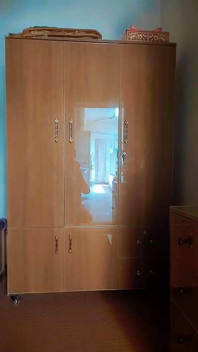 Bed dressing table & 3 door wali almari.