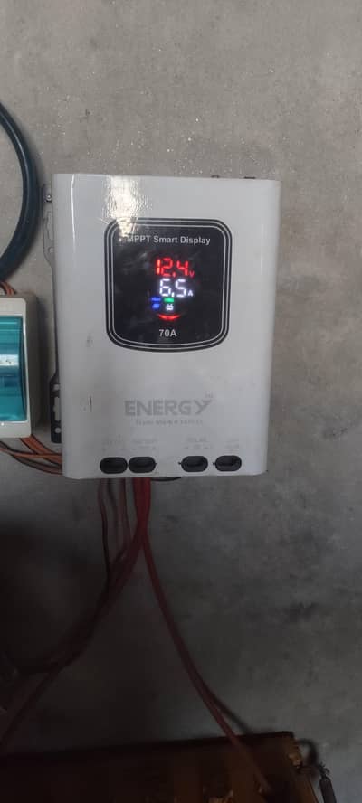 MPPT Solar charge controlar. phonix 19 plate battery . dc bracker wir6m