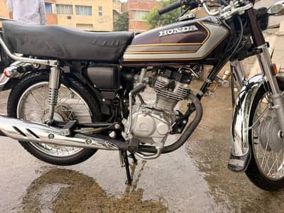 Honda 125 Red color