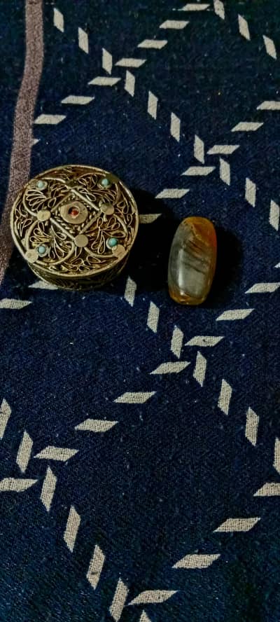 antique box and aqeeq stone