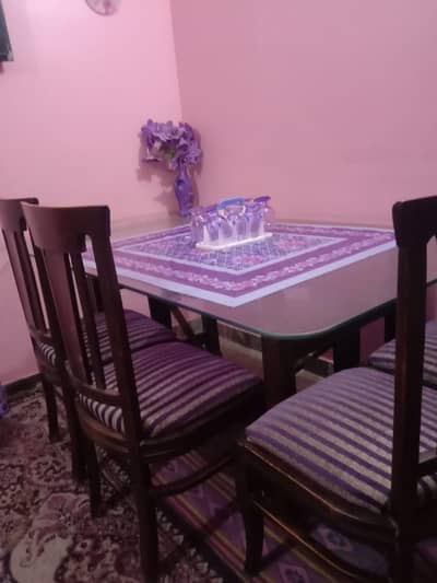 6 chairs dinning  10/10 condition available for sale