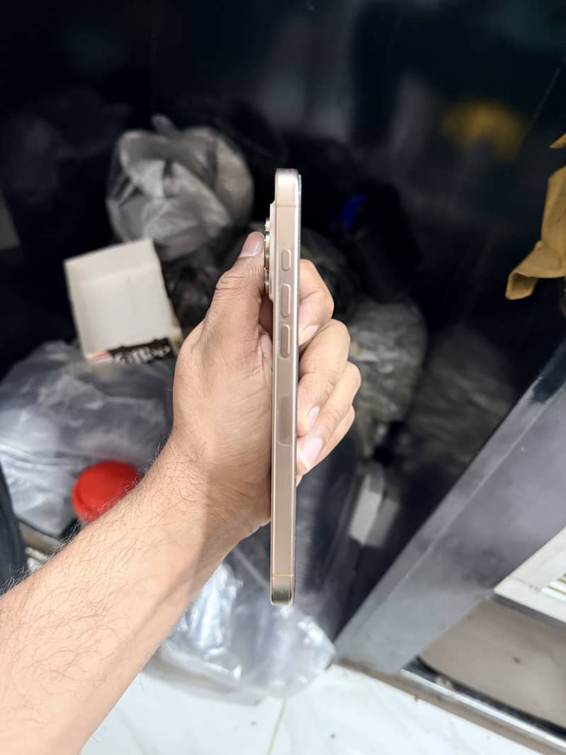 Iphone 16 pro max 4