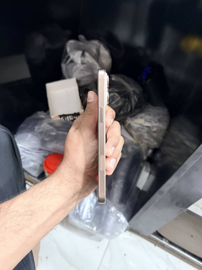 Iphone 16 pro max 6