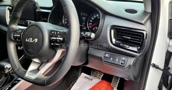 Kia stonic ex+ in mint condition 2023 model crystal white color