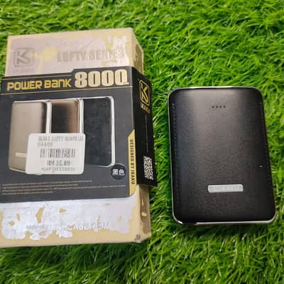 8000mAh پاور بینک فروخت کے لیے موجود ہے۔ موبائل، ایئر بڈز اور دیگر ڈی