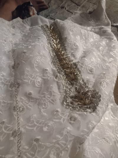 humary pas ladies white suit hi organza ka emb hi large size mein