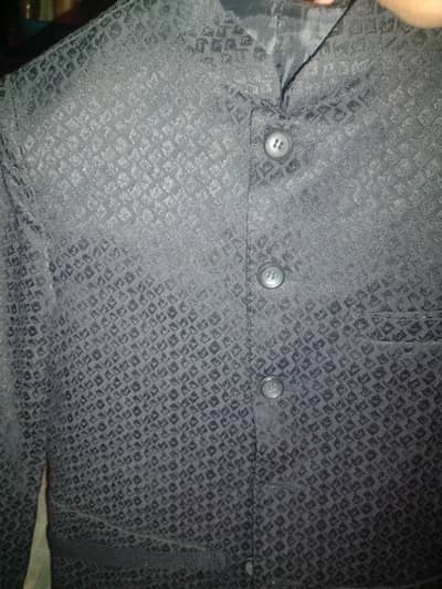 mere pas 10year boy ka black colour mein pant coat new hi