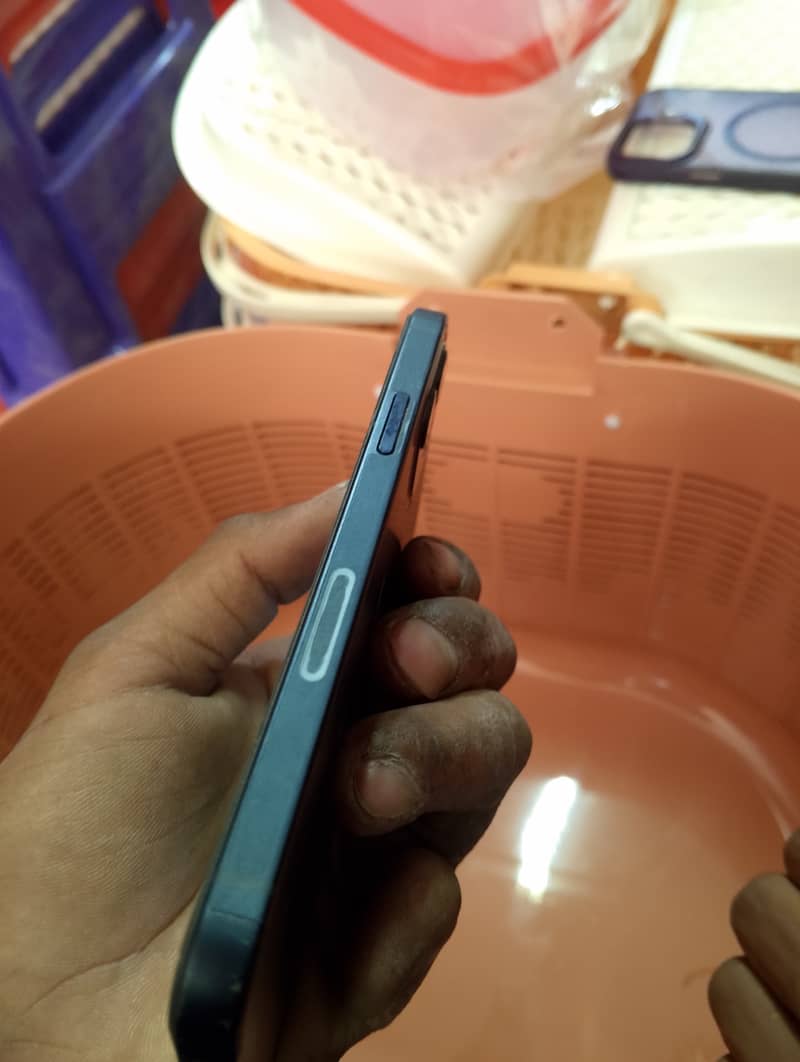 Apple iPhone 12 4