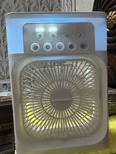Mini cooling fan with snow