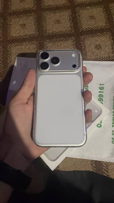 17 pro max. White clr. 256gb. 100 health. 10/10