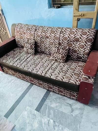 Sofa set for sale.