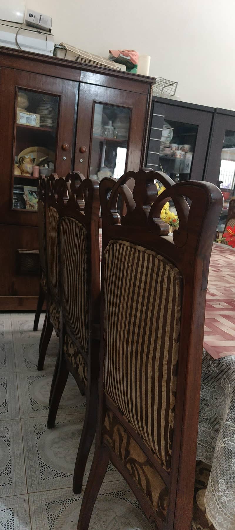 dining tabil 0