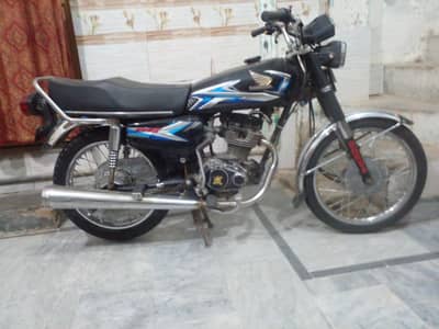Honda 125 in good  condition with biometric  16×17 model red color