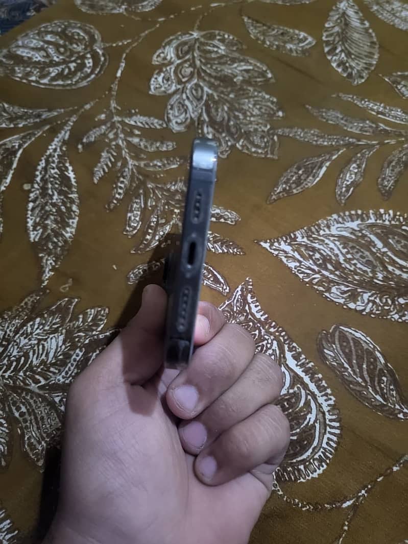iPhone 13 Pro Max 4