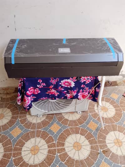 10/10 Condition Gree T3 inverter split ac.