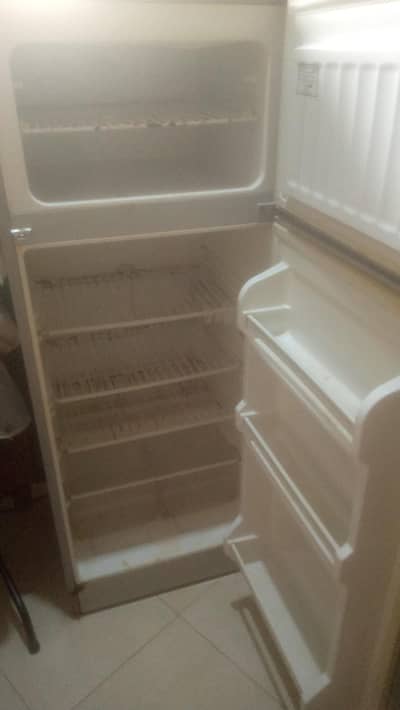 selling 1 fridge of good condition