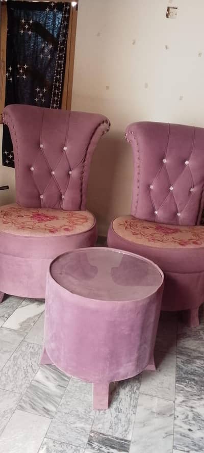 comfortable chairs with table