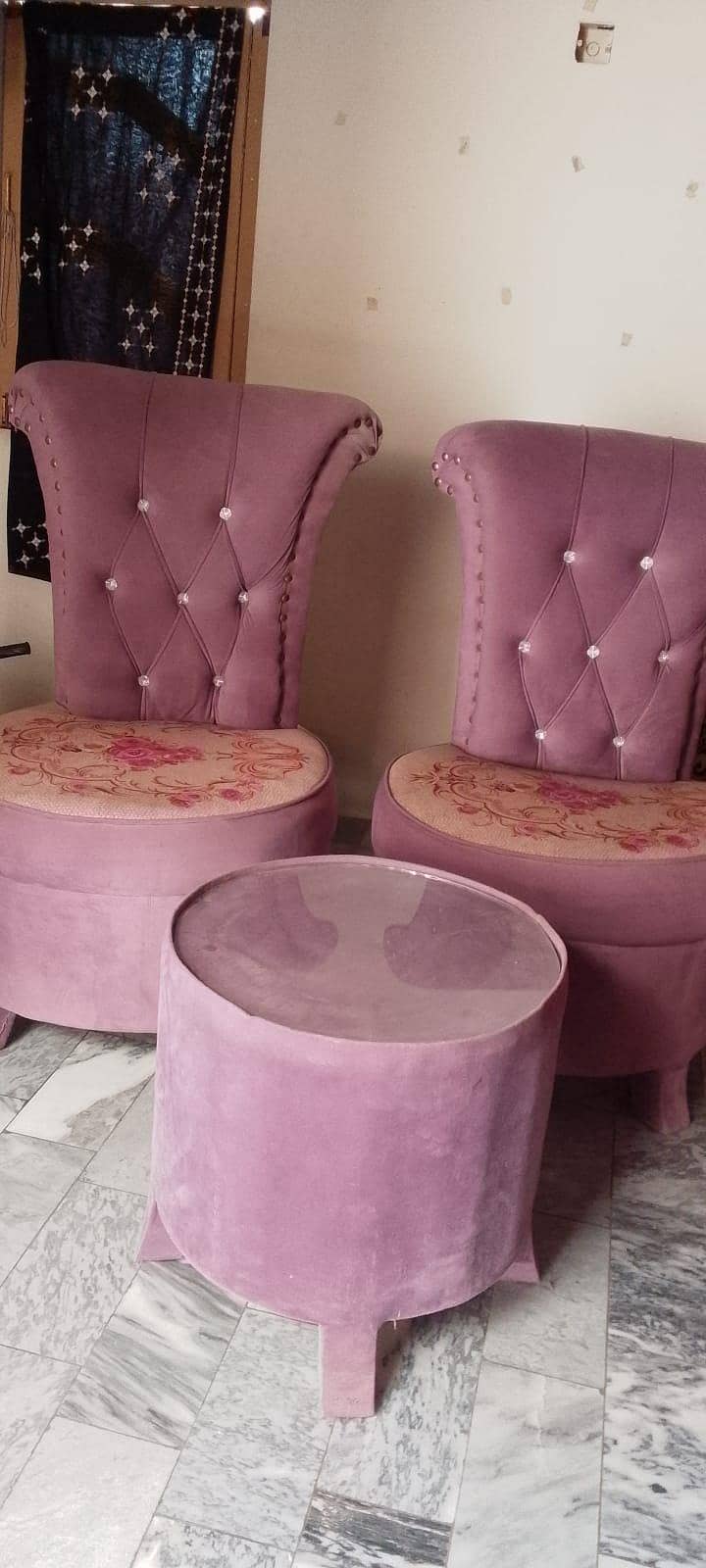 comfortable chairs with table 0
